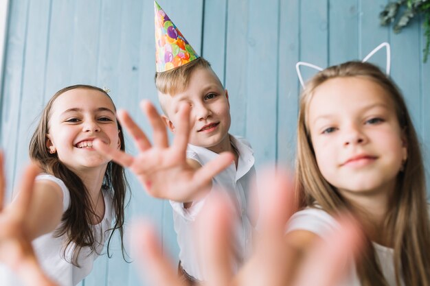 Vrolijke kinderen die camera proberen te bereiken