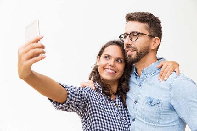 Vrolijke lieve knuffelen en selfie te nemen op mobiel