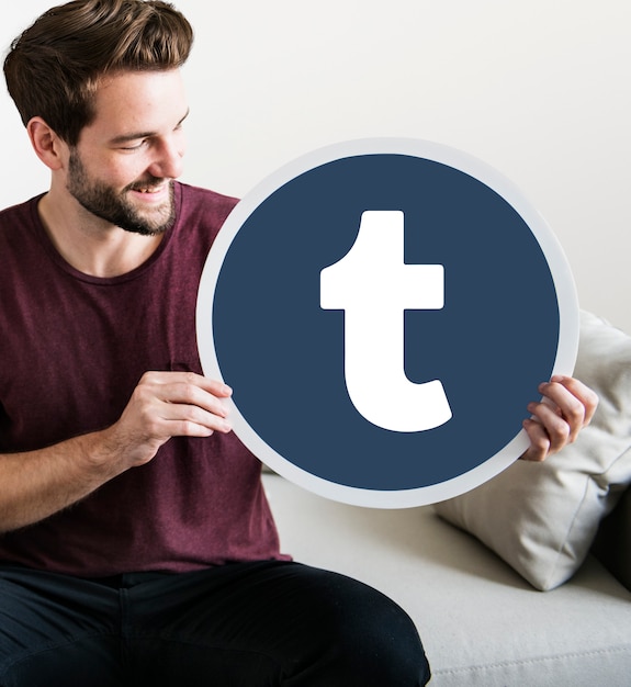 Gratis foto vrolijke man met een tumblr-pictogram