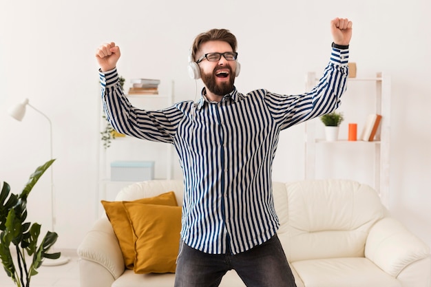 Vrolijke man met koptelefoon genieten van muziek