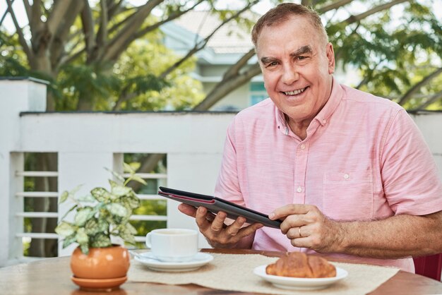 Vrolijke man met tablet pc