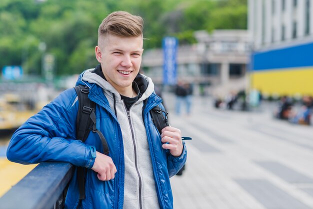 Vrolijke man op leuning