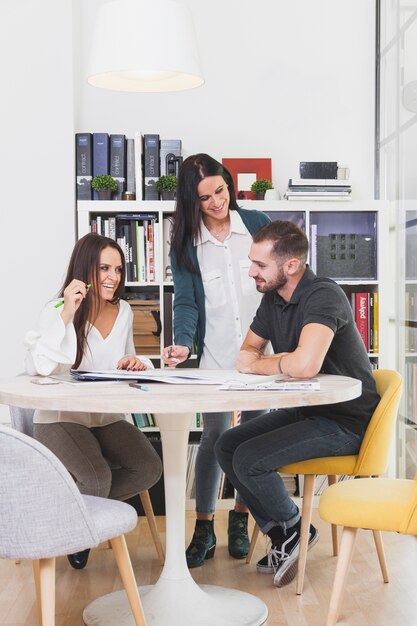 Vrolijke medewerkers aan het bureau in het kantoor