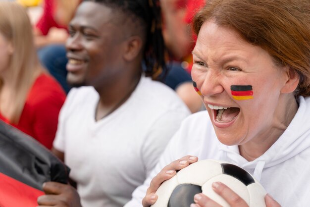 Vrolijke mensen kijken naar een voetbalwedstrijd