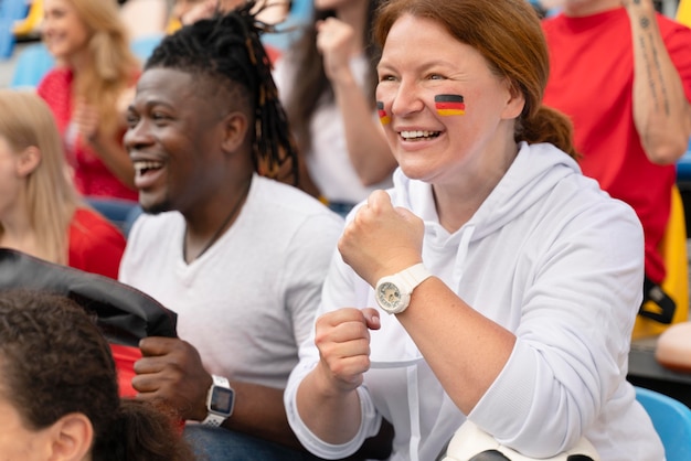 Vrolijke mensen kijken naar een voetbalwedstrijd