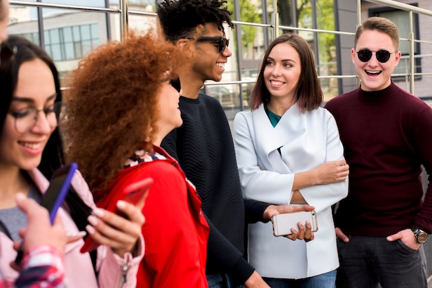 Gratis foto vrolijke multiraciale vrienden die zich in openlucht bevinden