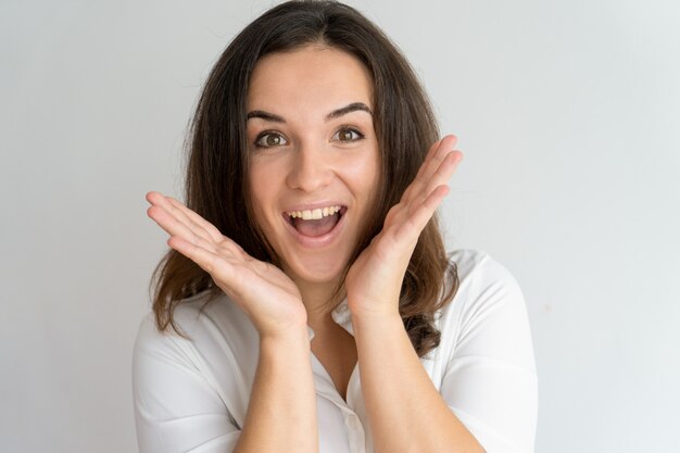 Vrolijke opgewonden jonge vrouw die terwijl het weten over winst gillen.