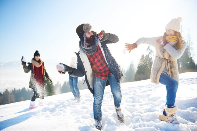 Vrolijke paar spelen in de sneeuw