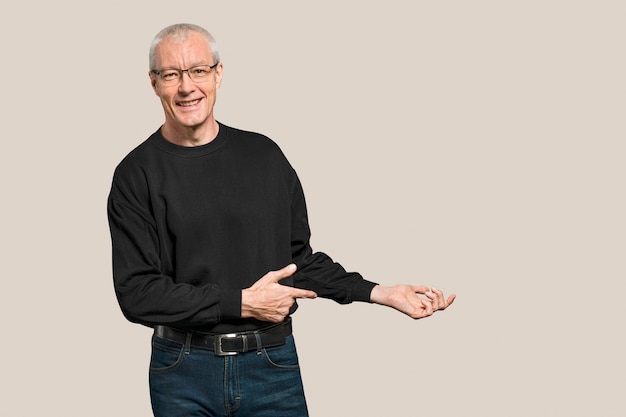 Vrolijke senior man in een zwart t-shirt met lange mouwen