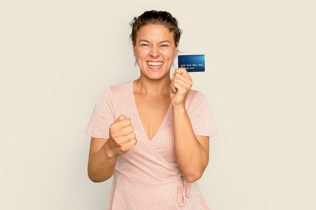 Vrolijke shopaholic vrouw met creditcard contante betaling