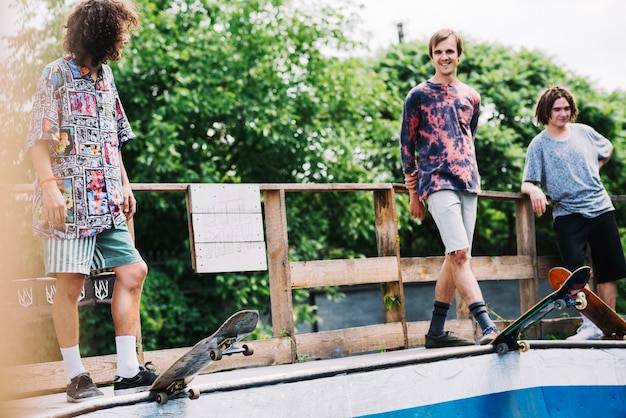 Gratis foto vrolijke skateboarders in park