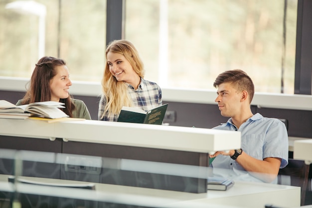 Gratis foto vrolijke studenten met boeken