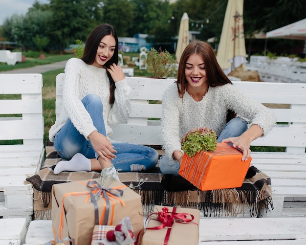 Gratis foto vrolijke tiener nemen van een oranje gift