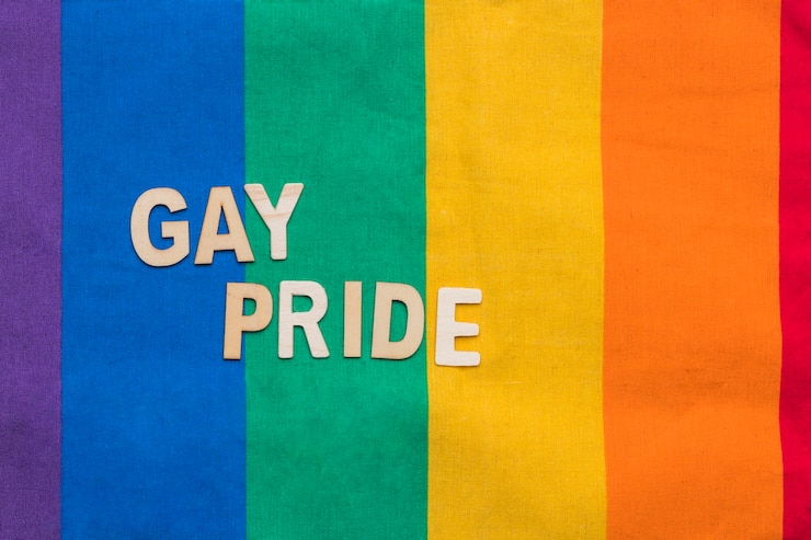 Gratis Foto vrolijke trots op regenboog strepen achtergrond