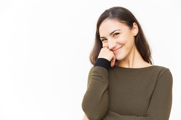 Vrolijke verlegen Latijns-vrouw gezicht aan te raken