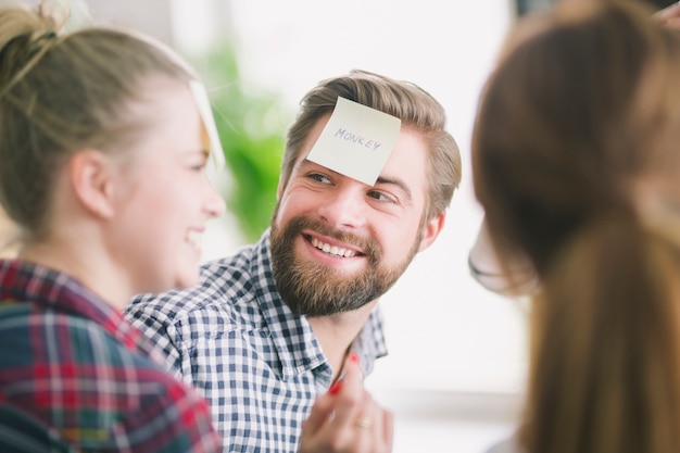 Gratis foto vrolijke vrienden met stickers op het voorhoofd chatten