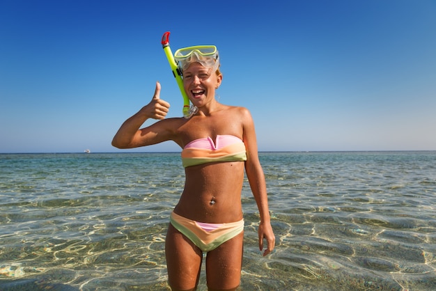 Gratis foto vrolijke vrouw draagt ​​snorkel masker