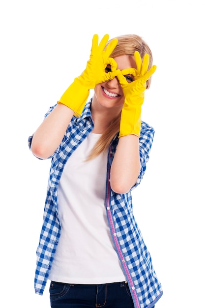 Gratis foto vrolijke vrouw met beschermende handschoen handgebaar maken