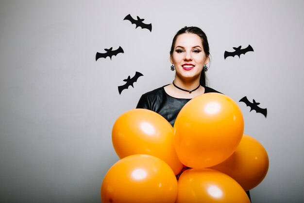 Vrolijke vrouw met decor voor Halloween