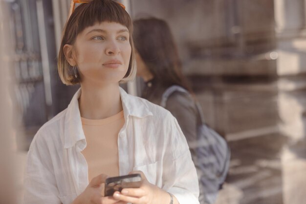 Vrolijke vrouw met telefoon kijk weg