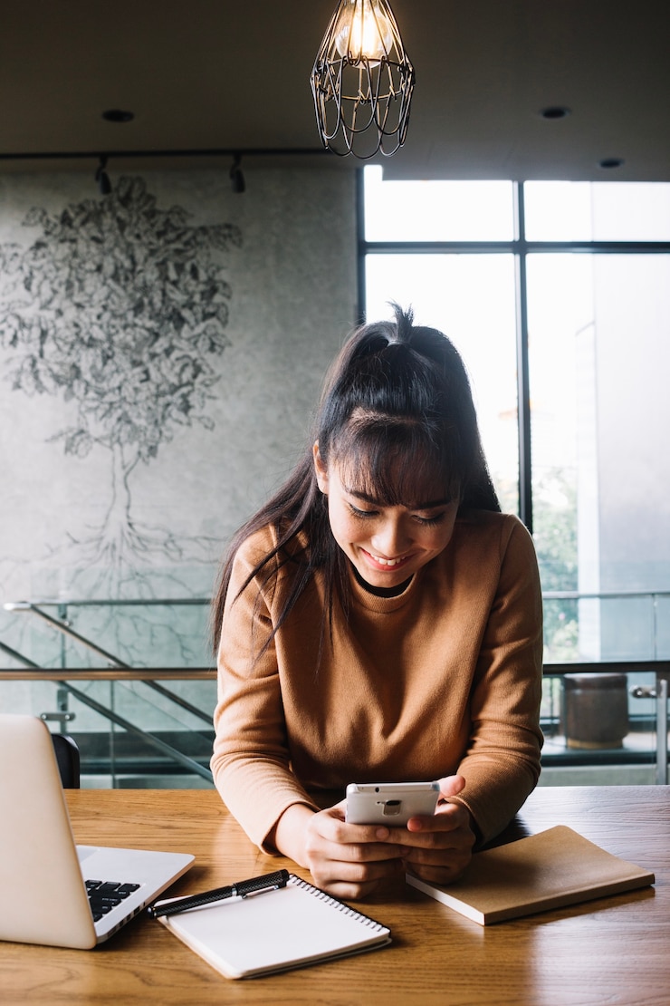 Gratis Foto vrolijke vrouw met telefoon
