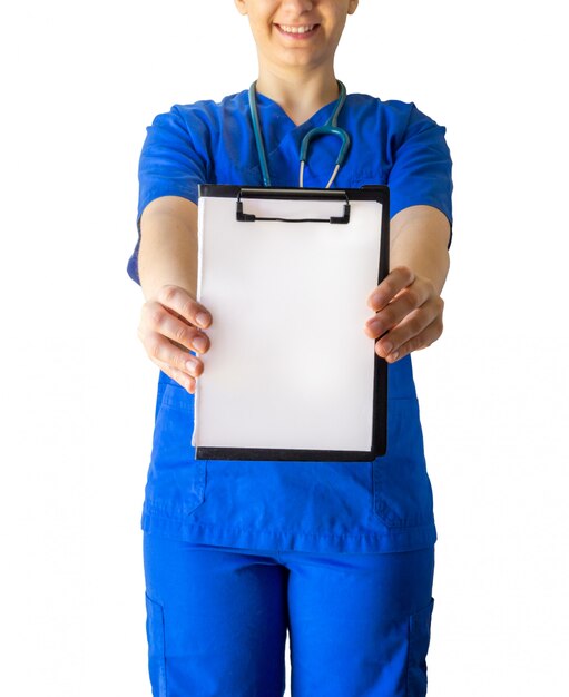 Vrolijke vrouwelijke arts in een blauw medisch uniform met een leeg Witboek met een kopie ruimte