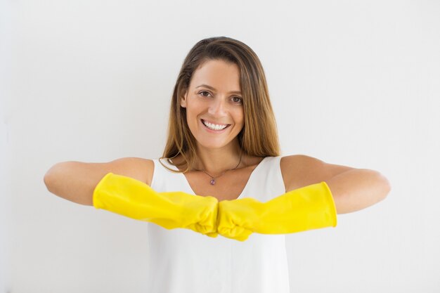 Vrolijke vrouwelijke meid klaar voor schoonmaken