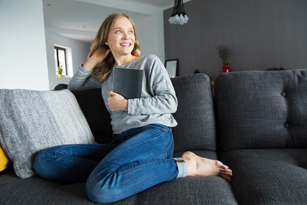 Vrolijke vrouwelijke student gedaan met haar huisopdracht