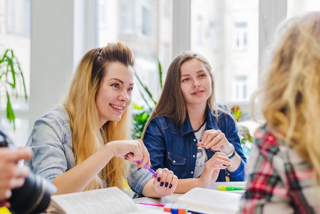 Vrolijke vrouwen die in groep werken