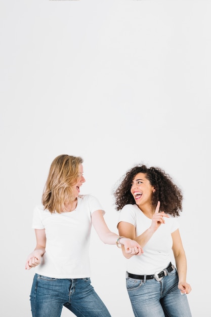 Vrolijke vrouwen die samen dansen