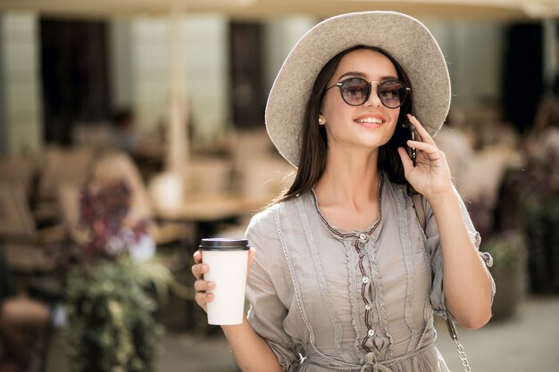 Vrolijke wandelende naakt aangename ziel telefoon