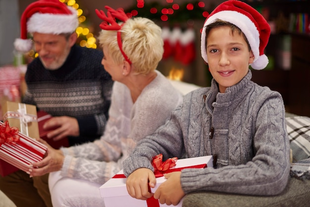 Vrolijke zoon en zijn gelukkige ouders