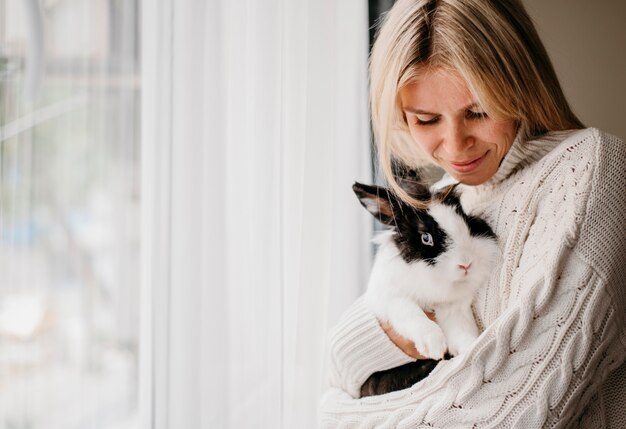 Vrouw aaien schattig konijn