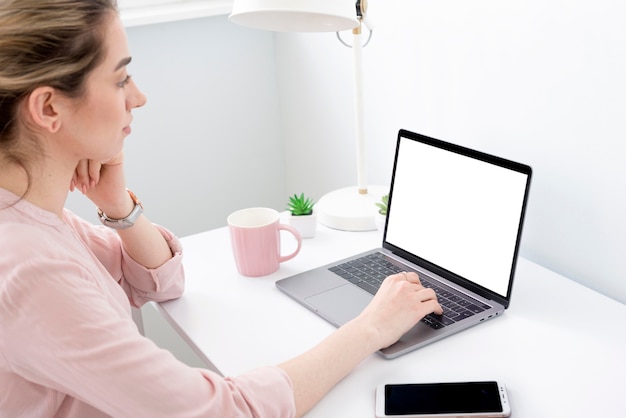 Vrouw aan het bureau werken