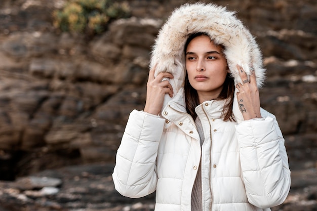 Gratis foto vrouw aan het strand met winterjas