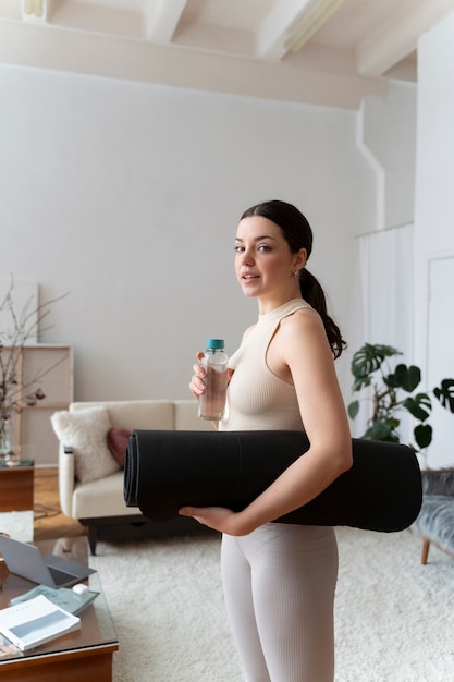 Vrouw aan het trainen na online fitnessinstructeur