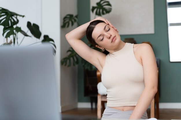 Vrouw aan het trainen na online fitnessinstructeur