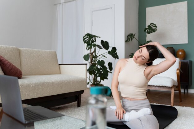 Vrouw aan het trainen na online fitnessinstructeur