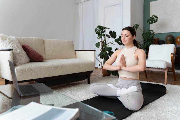 Vrouw aan het trainen na online fitnessinstructeur