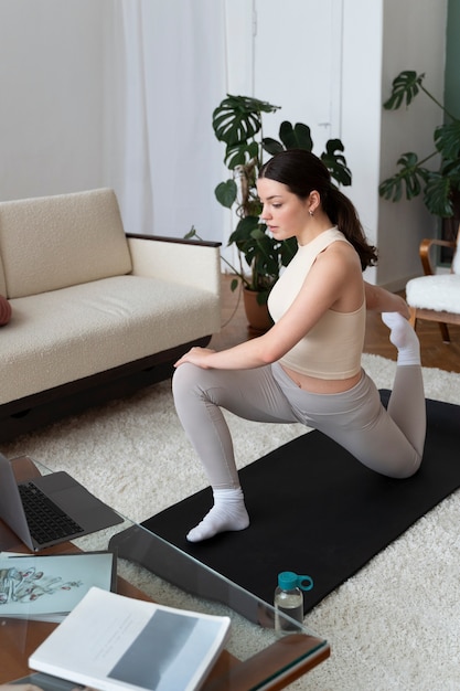 Vrouw aan het trainen na online fitnessinstructeur