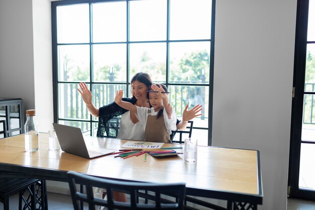 Vrouw aan het videobellen met haar man naast hun dochter