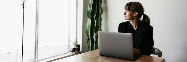 Vrouw aan het werk tijdens corona quarantaine