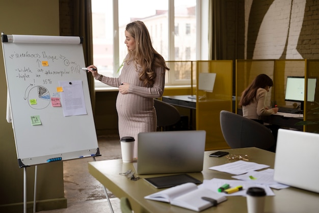 Vrouw aan het werk tijdens zwangerschap