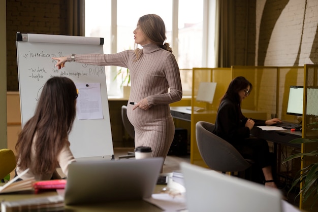 Vrouw aan het werk tijdens zwangerschap