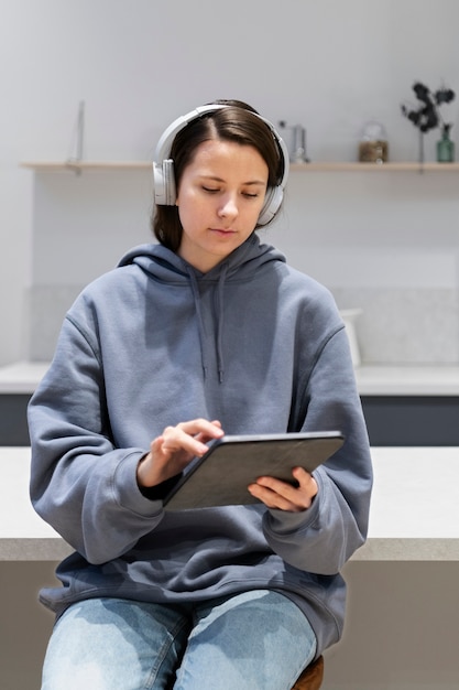 Vrouw aan het werk vanuit huis keuken met tablet