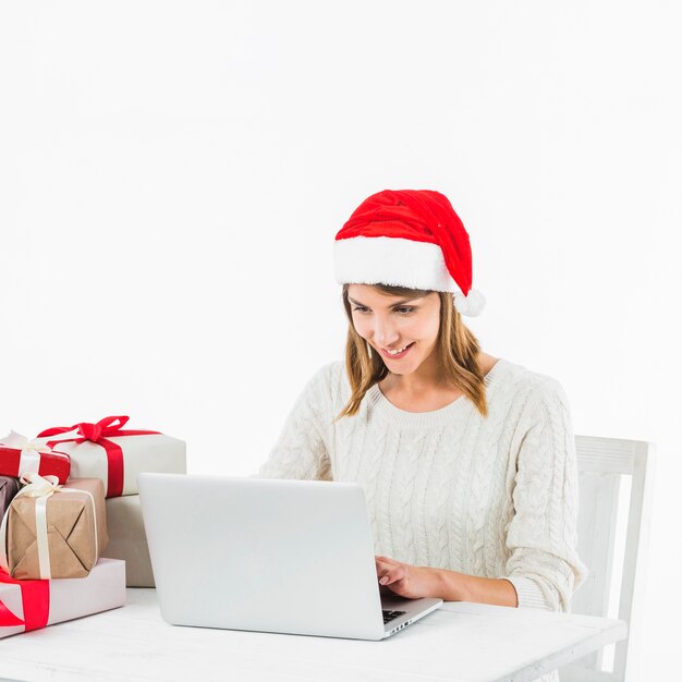 Vrouw aan tafel zitten met laptop