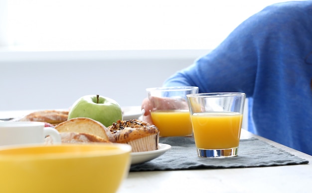 Vrouw aan tafel