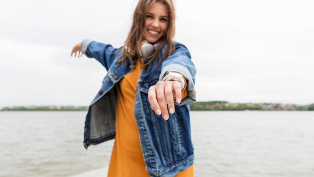 Gratis foto vrouw aan zee dansen