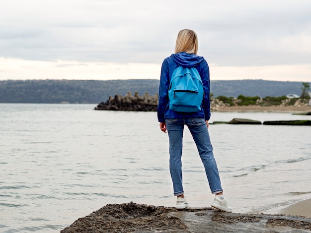 Gratis foto vrouw aan zee