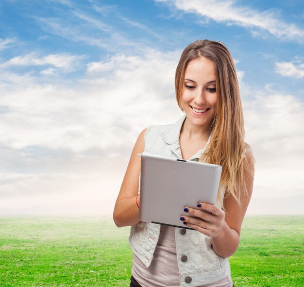 Vrouw aanraken van een tablet